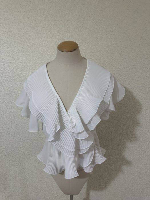 Blusa branca com folhos