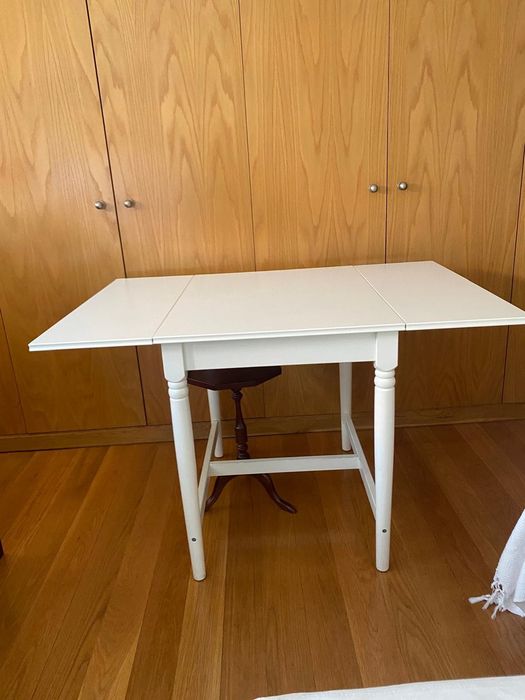 Mesa Ikea asas rebativeis + 2 cadeiras
