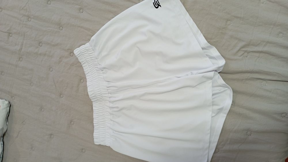 Komplet sportowy spodenki plus trzy bluzeczki