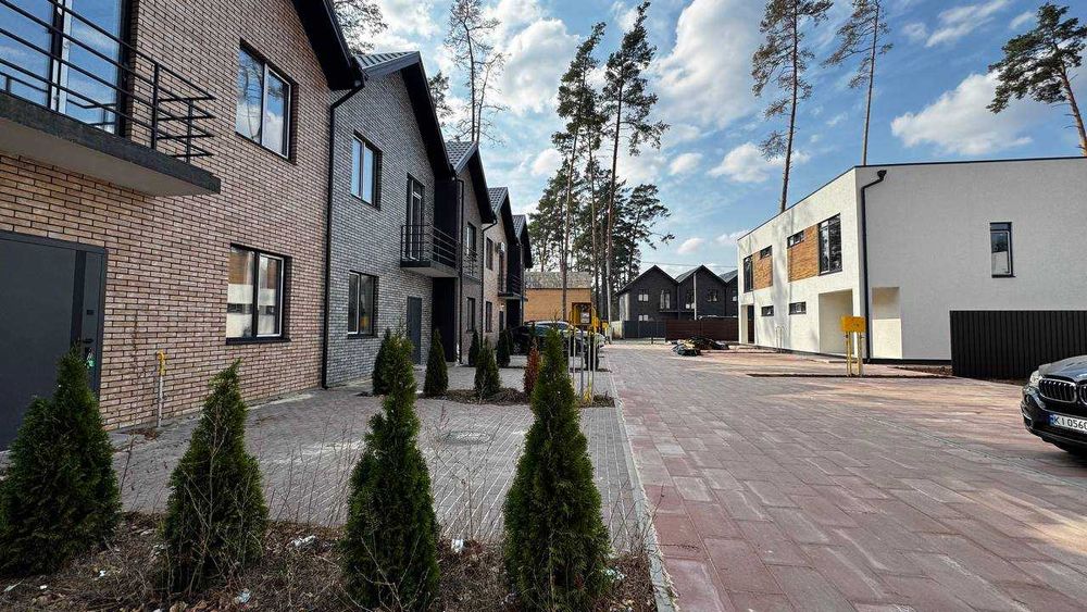 Лісова Буча, двоповерховий таунхаус в оточенні сосен, з документами