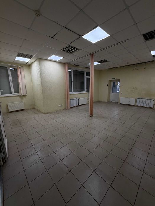 Продам помещение в новострое под офис,салон,кофейню м.Защитников Укр