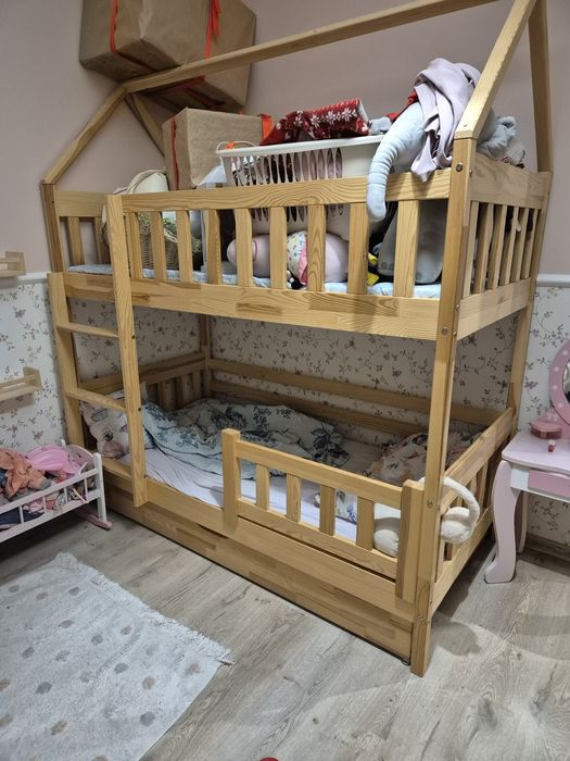 Sprzedam łóżko piętrowe domek z szufladą