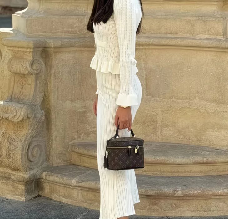 Жіноча біла сукня