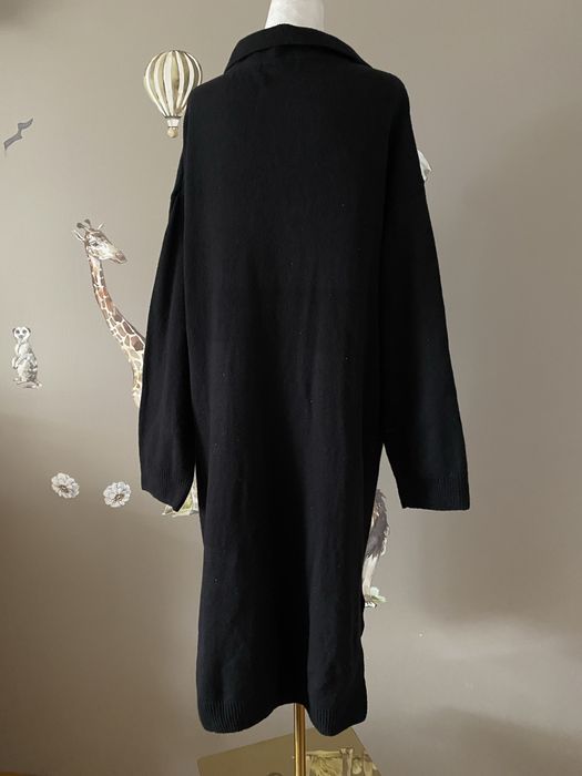 Dzianinowa sukienka czarna sweterkowa z kołnierzykiem