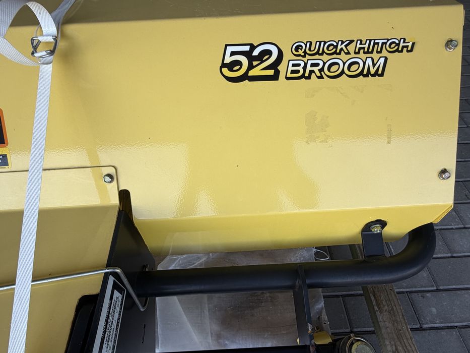 Szczotka zamiatająca John Deere 52” Quick Hitch – NOWA, nieużywana