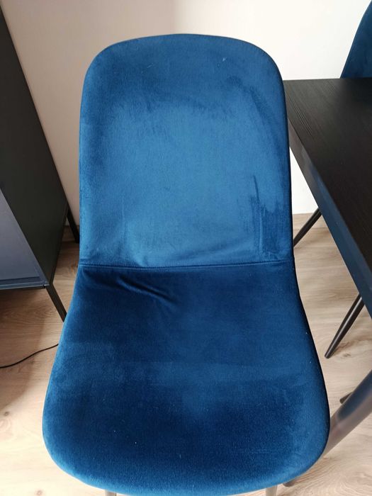 Krzesła granatowe i stół nierozkładany czarny