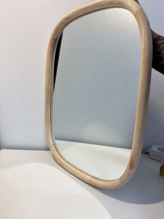 Espelho de tamanho medio