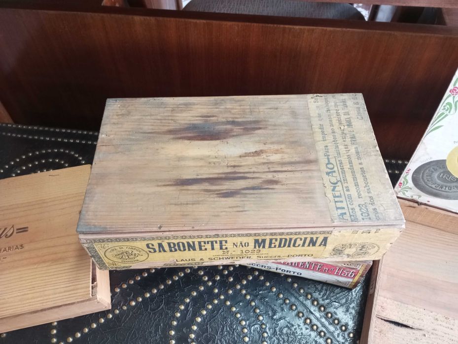 Antigas caixas publicitárias Claus e Ach. Brito em madeira