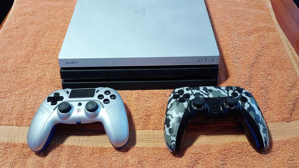 Konsola PS4 PRO 1TB , 2 pady , okablowanie