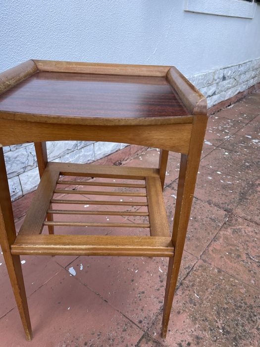 Pequena mesa de apoio vintage