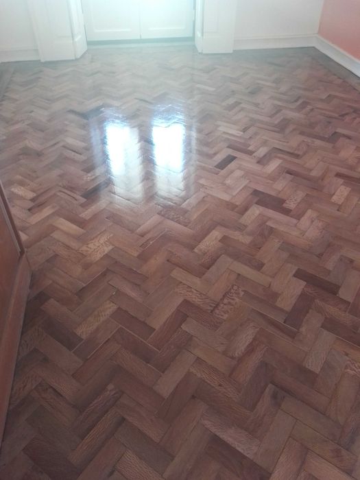 Pinturas, afagamento e aplicação de pavimentos flutuantes