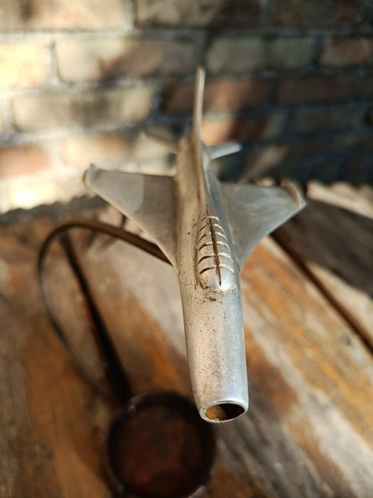 Popielniczka PRL z metalowym samolotem odrzutowym vintage