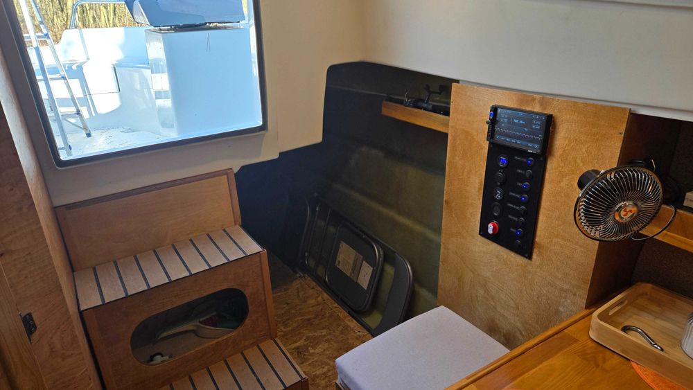 Łódź motorowa kabinowa