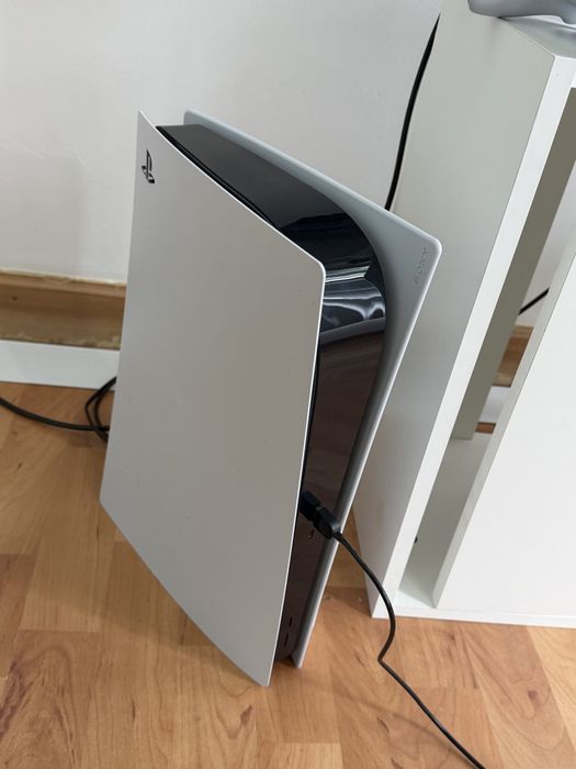 Playstation 5 com 2 comandos e 5 jogos