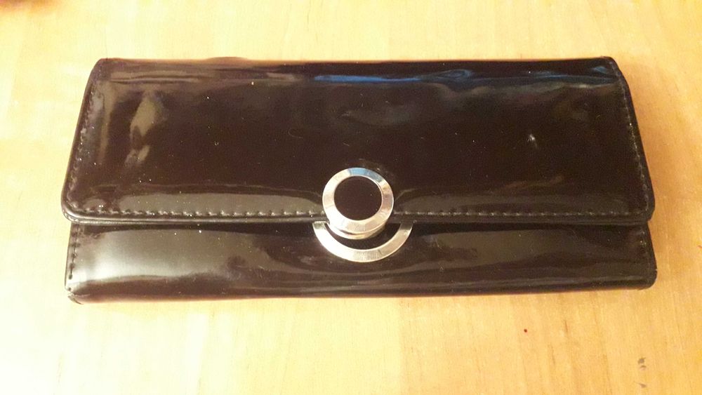 portfel damski czarny lakierowany używany
