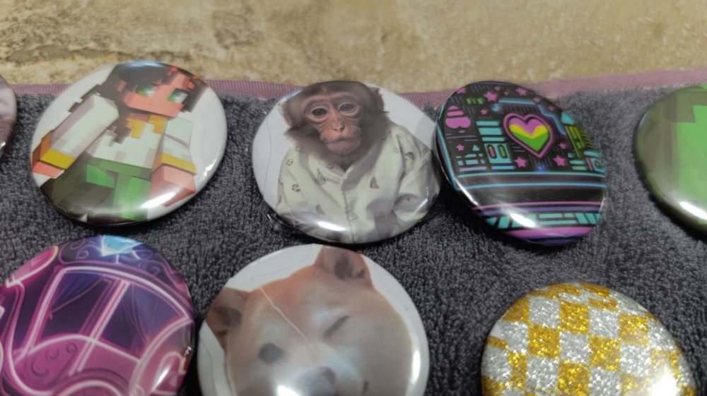 Делаем значки под заказ.