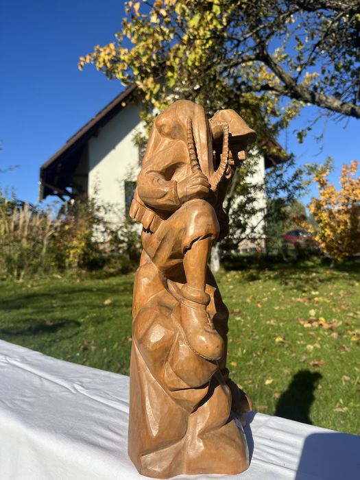 Drewniana rzeźba myśliwy