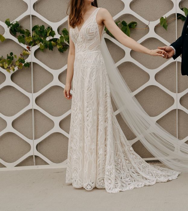 Suknia ślubna koronkowa z trenem IGAR