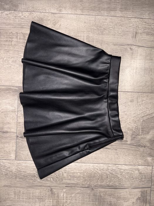 H&M Czarna elegancka spódnica a’la skóra 122