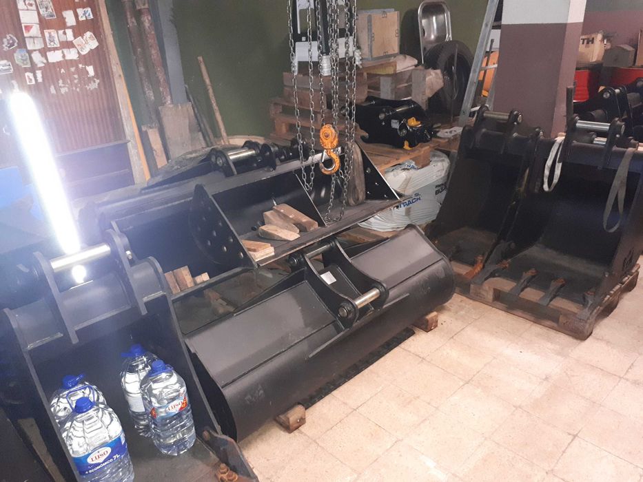 JCB - Baldes / Rippers / Engates Rápidos / Garfos / Máquinas, etc.