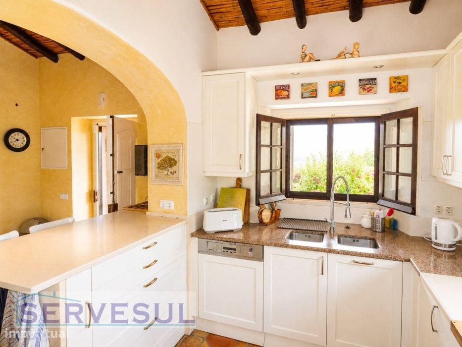 Quinta com 8,4 hectares, duas casas, arrecadações e barragem, local...