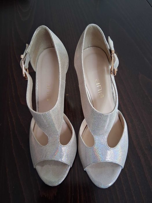 Skórzane bardzo eleganckie sandały