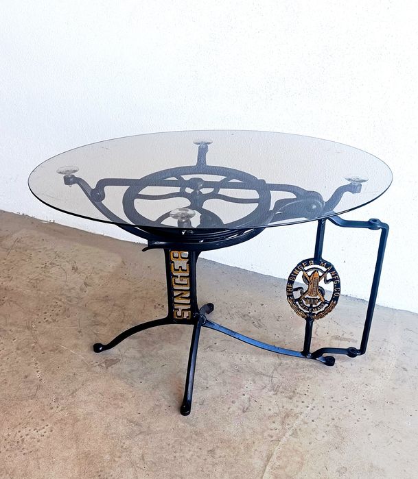 Mesa artesanal em ferro fundido