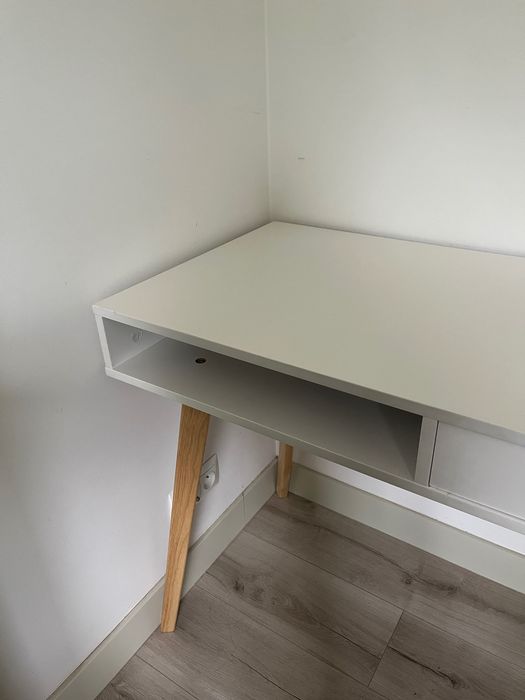 Białe biurko JYSK