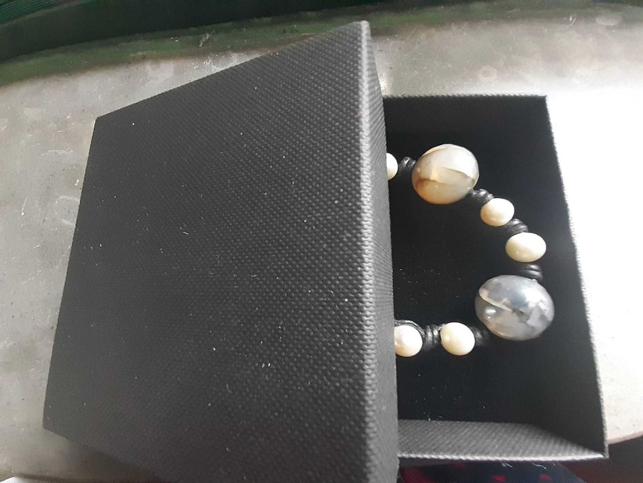 Pulseira pérolas, pedras semipreciosas e couro, Nunca usada
