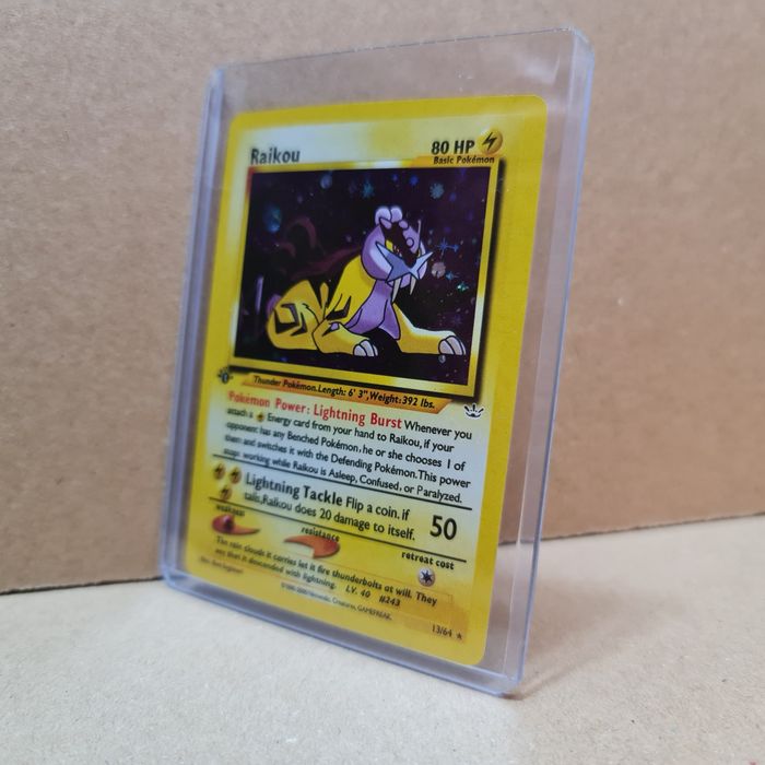 Carta Pokémon Raikou 13/64 - Capa Protetora Incluída