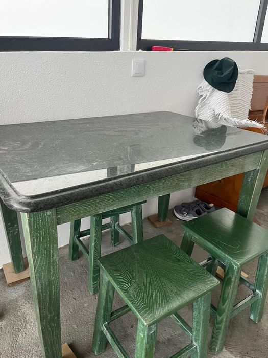 Vendo mesa com 6 bancos