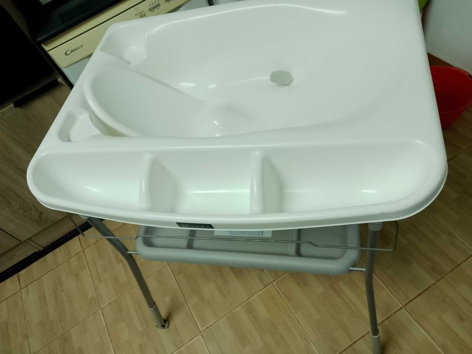 Banheira bebé com suporte e arrumação em bom estado