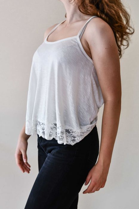 Biały podkoszulek luźny z koronkowym wykończeniem