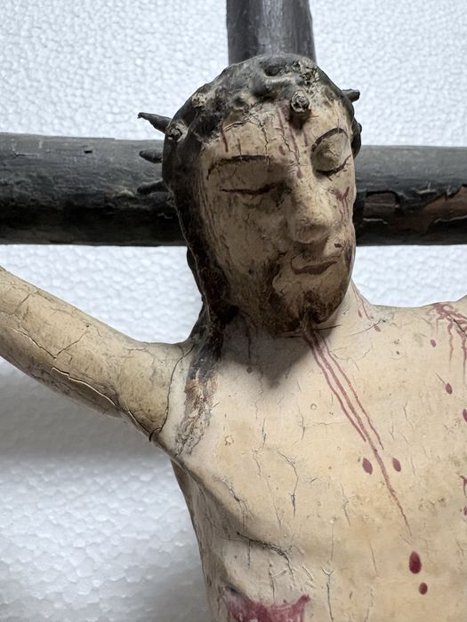 Antigo crucifixo em madeira com Cristo esculpido e policromado