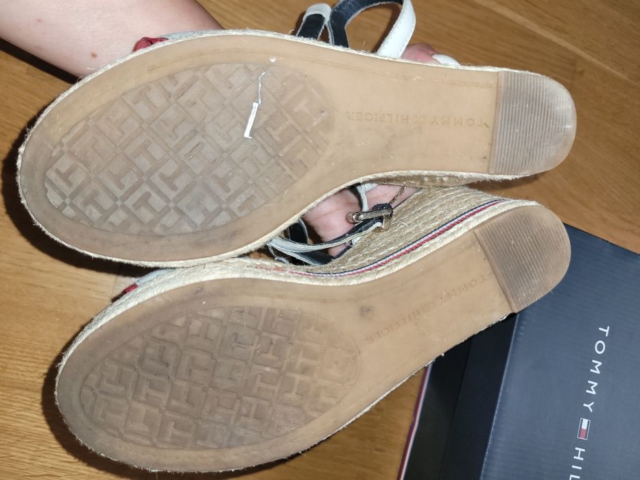 Tommy 37 sandały koturny