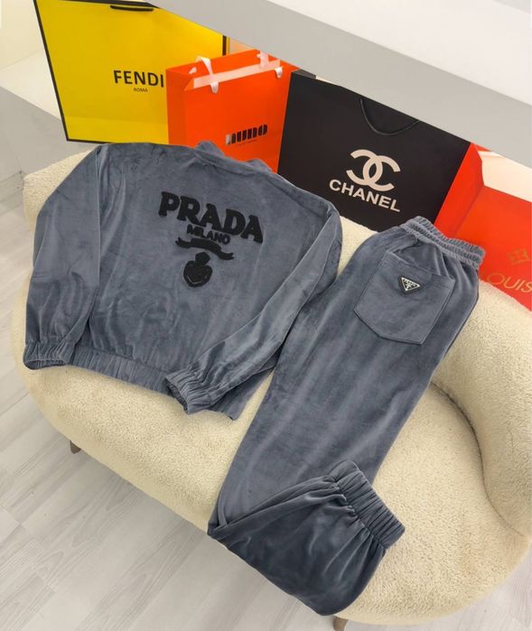 Велюровий костюм в стилі Prad a