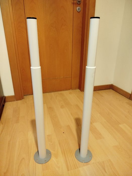 Tampo de mesa IKEA Lagkapten, 2 pernas IKEA Olov e suporte para prender a mesa à estante Kallax.