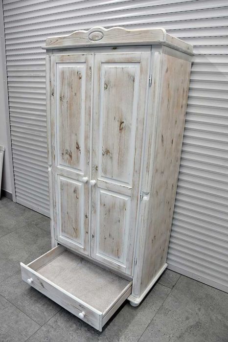 szafa z drewna sosnowego - jak nowa