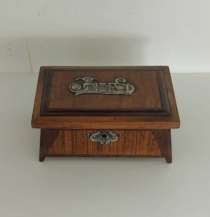 Antiga Caixa Guarda-Joias, Nogueira com a aplicação em Prata "Joias"