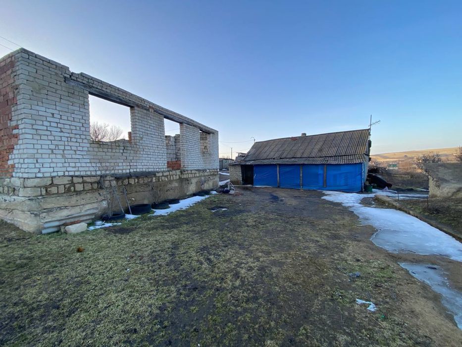 Продам хату та недобудованний будинок