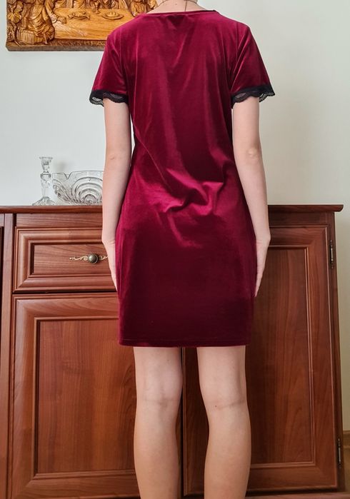 Czerwona welurowa sukienka