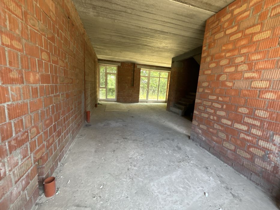 Просторий і стильний будинок у сучасному котеджному містечку