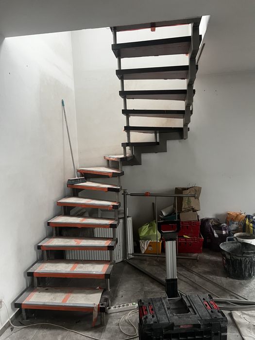 Schody metalowe z drewnianymi stopniami + balustrada