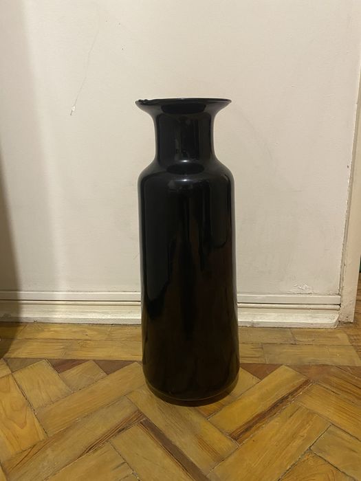 Vaso decorativo alto em vidro preto – design moderno