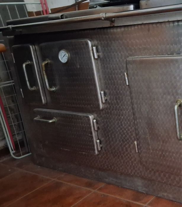 Vendo forno a lenha com placa a gás (4 bocas)