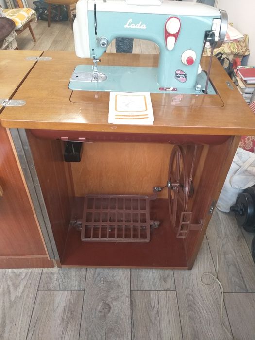 Швейна машинка "Лада" 237-1