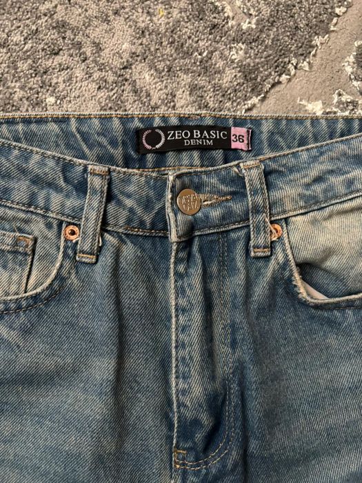 Джинси труби на дівчину