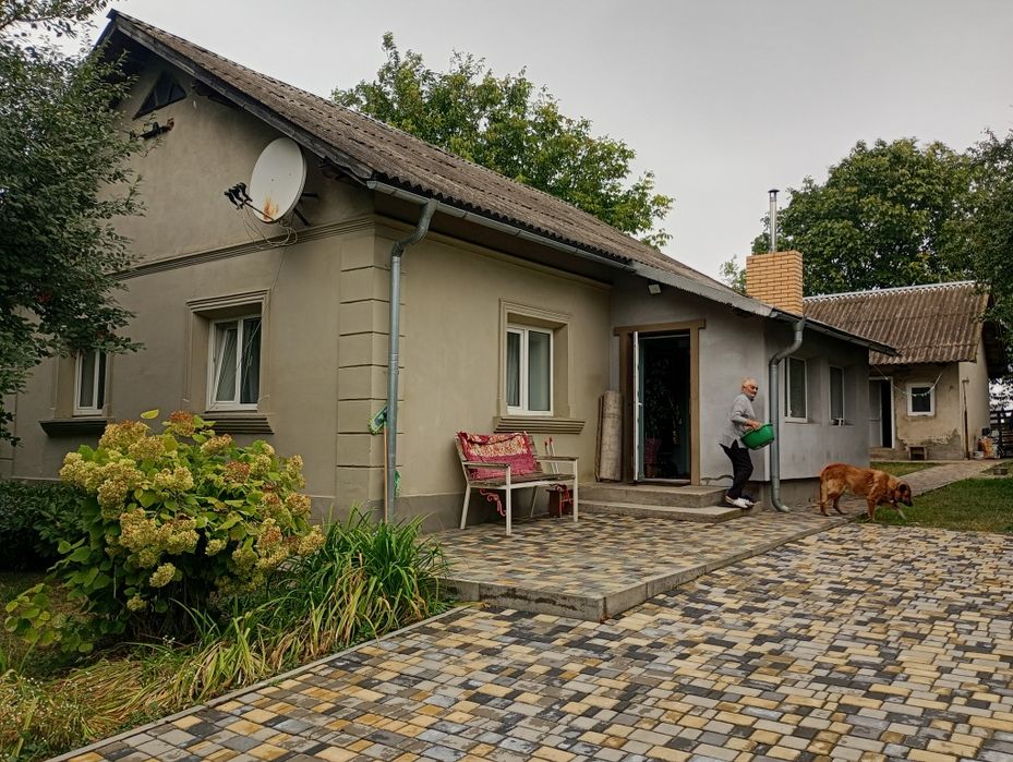 Продається будинок і 2.7 гектарів землі