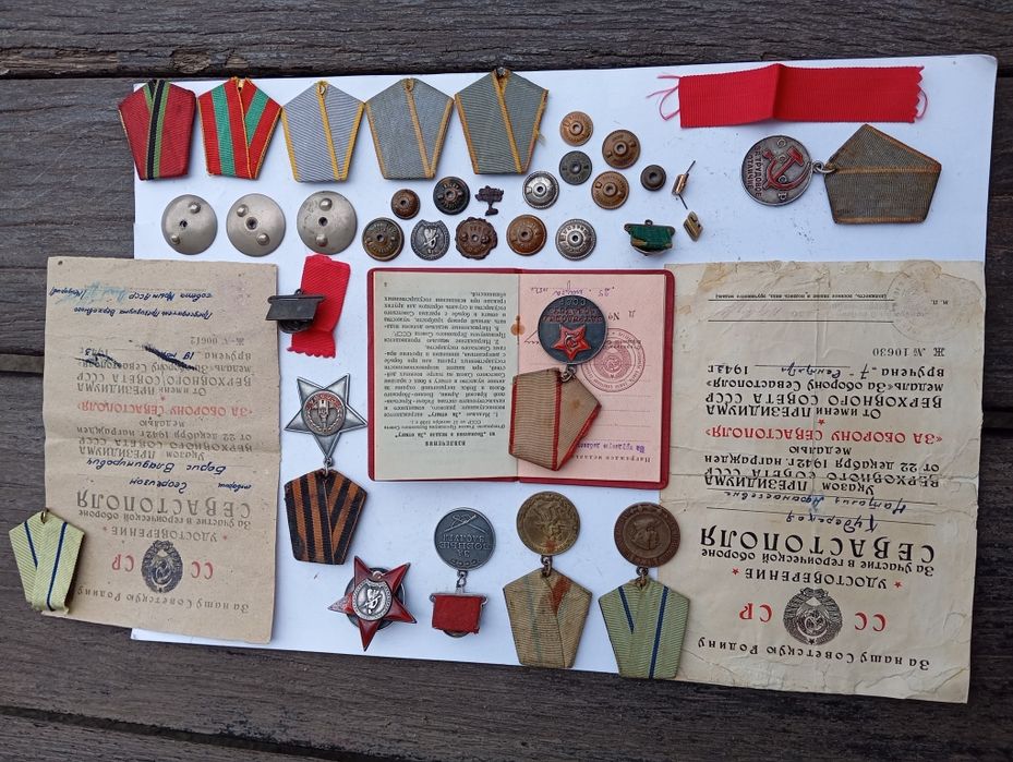 Великий вибір знаків, значків  різне.