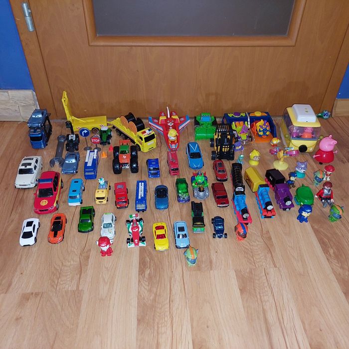 Zestaw samochodów różnego rodzaju